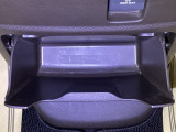 足元部分にはちょっとした小物を入れるのに便利な収納BOXもあります。