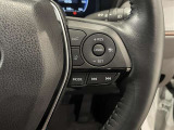 ステアリングスイッチ付きで、運転中に視線を前に向けたまま操作できます。