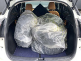 後部座席に座れる状態でも荷室はこれだけの広さがあるのでお出かけやお買い物にも重宝します。ついつい買い物しすぎても安心ですね♪