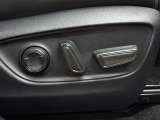 運転席はパワーシートなのでお好みのドライビングポジションに調整可能です♪