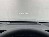 フロントガラスに情報投影するHUD付き。視線移動を最小限に、安全運転を支援します。