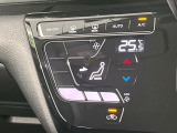 【オートエアコン】一度お好みの温度に設定すれば、車内の温度を検知し風量や温度を自動で調整。暑い&hellip;寒い&hellip;と何度もスイッチ操作をする必要はありません。快適な車内空間には必須の機能ですね♪