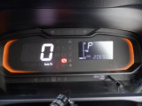 シンプルで見やすいデザインのメーターパネルです。車の情報が表示される大事な場所だからこそ見やすさが大切ですね。