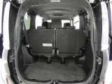 三列目シートは、折りたためますので大きなスペースが出来ちゃいます。キャンプ用品など大きな荷物もばっちり収納可能です♪