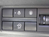 ステアリングヒーターのスイッチが運転席正面右下にございます。スイッチONで冷えた手も温まるので、冬の運転にうれしい快適装備ですね(*^^*)  アイドリングストップは燃費の向上をアシストします。