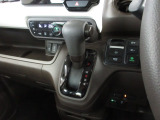 インパネシフトだから視線の移動も少なく足元もスッキリ。運転席もゆったりしているのでゆとりを持ってドライブできますね。