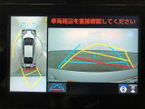 【パノラミックビューモニター】クルマの前後左右に搭載したカメラから取り込んだ画像を合成し、車両を上から見たような画像をディスプレイに表示します。