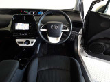 革巻き(合皮製)ステアリングで快適な操作性の運転席です。