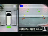 【アラウンドビューモニター】まるでクルマを真上から見ているようなアラウンドビューモニターで運転をサポート。運転席から見えにくい車の四隅や後方もモニターでしっかり見えます。