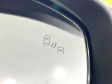 【ブラインドスポットモニター】走行中、ドアミラーの死角になりやすい箇所に後続車が接近するとサイドミラーのレンズに警告を表示!ドライバーに注意喚起をしてくれます。