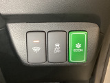 VSA装備車です。VSAはドライバーの操作と車の動きを見守っています。もし車の挙動が乱れたとき、4輪別々にブレーキをかけたり、エンジンパワーをしぼることによって車を安定させます。