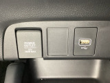 アクセサリーソケットはUSBのアダプターなどをつければ、スマホの充電にも使えます。横にはナビゲーション用の外部入力可能なUSB端子がついており、周辺には物が置けるトレーがついています。