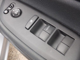 パワーウィンドウは運転席のスイッチのみオート機能も装備!お子様が一緒の時も安心のウィンドウロック付き♪更にドアミラーは電動式の角度調整&格納機能付きなので狭い所で大活躍!