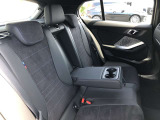 後席も使用感はさほど感じず、運転席・助手席同様に清潔感があります。後席シートもしっかりと作り込まれていますので、座り心地も悪くありません。是非、実車にてご確認下さい。