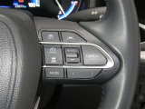【レーダークルーズコントロール】(全車速追従機能付)付きです。車速に応じて追従支援してくれるので、ロングドライブも快適です。詳細は販売店スタッフまでおたずねください。