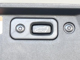 【パワーバックドア】スマートキーや運転席のボタンを押すだけでリアゲートが自動で開閉します!荷物を持っている時や、高い位置にあるバックドアを閉める際に便利な機能です♪