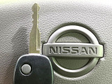 【キーレス】少し離れた場所からでもボタン一つでドアの開錠・施錠ができるのでとっても便利!ドアの鍵穴周りに傷をつけることもありません♪