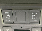 【両側パワースライドドア】スマートキーや運転席のスイッチで後席両側スライドドアの開閉が可能♪電動だから力を入れてドアを開ける必要が無く、小さなお子様でも簡単に開け閉めでき快適です♪