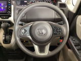 ハンドルにHondaセンシング系のクルーズコントロールやレーンキープアシストなどのスイッチと、オーディオの操作スイッチが装備されています。ハンドルから手を離さず安全に操作できます。