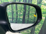 【ブラインドスポットモニター】走行中、ドアミラーの死角になりやすい箇所に後続車が接近するとサイドミラーのレンズに警告を表示!ドライバーに注意喚起をしてくれます。