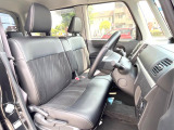 運転席シート廻りは使用感も少なく、良好な状態となっています。前オーナー様が丁寧に使っていたことがよくわかりますね。