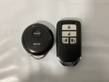 スマートキー付きですからドアロックの開閉およびエンジンスタートが楽々です。電動スライドドアの開け閉めもボタンで操作できます。加えて、純正リモコンエンジンスターター用の操作キーもついています。