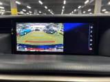 ディスプレイオーディオやカーナビは、現代のドライブにおいて欠かせない装備のひとつです。初めての場所でも迷いにくく、快適なルート案内で運転をサポートします。移動中のエンターテインメント性も高まります。