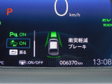 CMBS(追突軽減ブレーキ)・ミリ波レーダーと単眼カメラで前走車や歩行者」を検知。衝突する恐れがある場合音とディスプレーで警告をしさらに接近すると軽いブレーキ、強いブレーキと段階的に衝突回避を支援