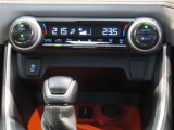 左右独立温度コントロールフルオートエアコンです。運転席、助手席それぞれで独立して温度設定ができます。冷え性の方が乗っても安心ですね♪