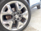 ●純正18インチアルミホイール:輸入車ならではの卓越した走りを支えるホイールと足回りです!日本車の走りに慣れている方にもぜひ体感して頂きたいほど、高いレベルでまとまっています!