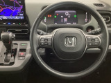 【ハンドル】運転にかかわる様々な操作を安全に行えるように視点移動が少なく操作性に配慮されたスイッチ類が凝縮されたコックピットです。