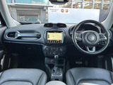 落ち着いたデザインのインストルメントパネル