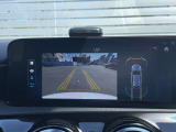 【バックカメラ】リバースに連動して車両後方の映像をディスプレイに表示します。歪みの少ないカメラと、鮮明な画像で後退時の運転操作をサポートします。