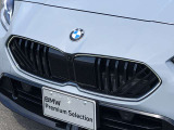 左右のキドニー・グリルの中心にはBMWのエンブレムが鎮座し、個性を放つデザイン性を兼ね備えました。