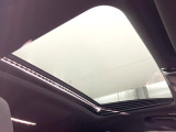 ●サンルーフ:開放感たっぷりの希少装備、サンルーフが装着されています!車内に明かりを取り入れたり景色を楽しむ以外にも、車内の空気も簡単に換気できて快適です!