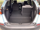 後席は分割可倒式で、用途に合わせてアレンジ可能。荷物の量や乗車人数に応じて柔軟に使える便利なシートです。