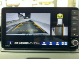 シフトをR(リバース)へ入れると自動で車両後方が映る『バックカメラ』付きです。 目視でのバックが基本ですが画面で確認することもできますから安心ですね。雨天時や夜間などはその便利さに手放せなくなります♪