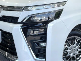 【LEDヘッドライト】悪天候や夜間走行時も良好な視界を確保し安心して運転できる高輝度LEDヘッドライトを装備!点灯速度が早く、消費電力も抑えられています。