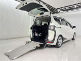 車高降下機能により、なだらかなスロープ角度を実現。車いすに座ったままで乗り降りが可能です。