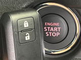 【キーレススタートシステム】カバンやポケットに入れたままでもドアの施錠・解錠が可能なスマートキーを装備。エンジンのオン・オフ時もカギを取り出す必要が無いからとっても便利です♪