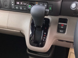 シフトはインパネシフト、パーキングブレーキは電子制御なので運転席と助手席の間はすっきりしています。