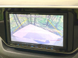 【バックカメラ】駐車時に後方がリアルタイム映像で確認できます。大型商業施設や立体駐車場での駐車時や、夜間のバック時に大活躍!運転スキルに関わらず、今や必須となった装備のひとつです!