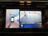 アラウンドビューモニターは4方のカメラで真上から車を見たようにモニターで確認ができます。周辺の安全確認、小さなお子様や障害物も目視で確認できるので駐車のしやすさだけでなく、事故防止にも役立ちます。