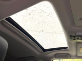 【サンルーフ】ボタンひとつで開閉可能!開放感たっぷりのサンルーフが装着されています!車内に明かりを取り入れたり景色を楽しむ以外にも、よどみがちな車内の空気も簡単に換気できて快適です!