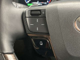 運転中、オーディオの操作をしてて、ハッとしたことはありませんか?ステアリングスイッチは、運転中でもハンドルでオーディオの操作が可能です。安全なドライブをサポートします。