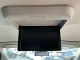 後席フリップダウンモニター装備。2、3rdシートに乗車の方がTVの視聴ができます