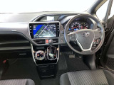 運転席は見やすく整理され、ナビも美しく装着され操作性にも優れています!