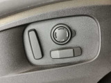 【電動シート】シートポジションは電動にて微調節が可能になります。