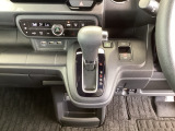 足元スッキリ、インパネシフトです。パーキングブレーキは電子制御パーキングブレーキタイプなので、運転席と助手席の間がスッキリしています。