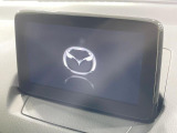 【8インチマツダコネクト】車内の雰囲気にマッチした大型のディスプレイ。スマホ接続でのナビ使用やBluetooth再生等、様々な機能が楽しめます。直感的なダイヤル操作が可能で、使い勝手も良好です。